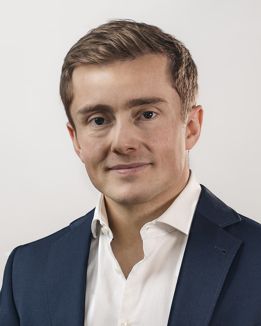 Leonard Schon, Gründer und Geschäftsführer der schon strategy gmbh, im dunklen Sakko mit weißem Hemd
